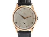 gros plan d'une montre-bracelet en or sur fond blanc