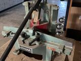 une machine posée sur une table dans une pièce