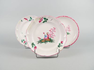 trois assiettes roses et blanches ornées de fleurs et de papillons