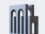 un petit bâtiment en béton situé sur une surface blanche