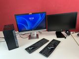 un bureau d'ordinateur équipé de deux écrans, d'un clavier et d'une souris