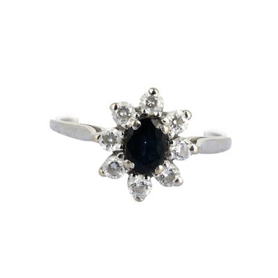 une image d'une bague en saphir bleu et diamant sur fond blanc