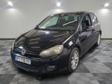 la photo d'une voiture noire garée dans un garage