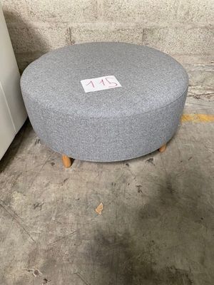 1 POUF ROND en tissu gris chiné.