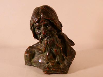 une statue représentant un homme barbu coiffé d'un chapeau