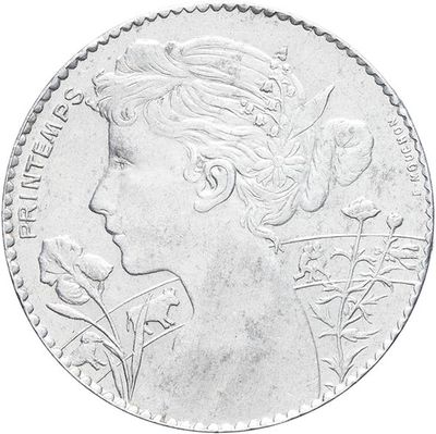 gros plan d'une pièce de monnaie sur laquelle figure un visage de femme