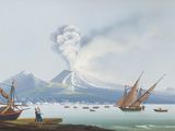 un tableau représentant des bateaux sur l'eau, avec un volcan en arrière-plan