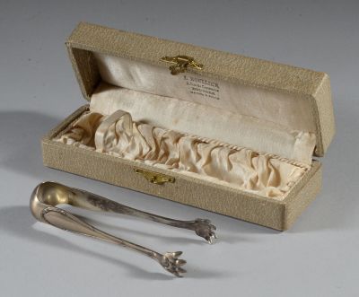 deux cuillères et un repose-cuillère dans une boîte
