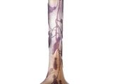 un vase avec un motif floral sur fond blanc