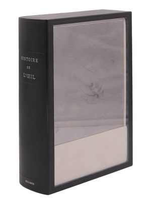 un vieux livre noir avec la photo d'un homme dans un bateau