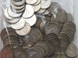 un sac rempli de pièces de monnaie posé sur une table