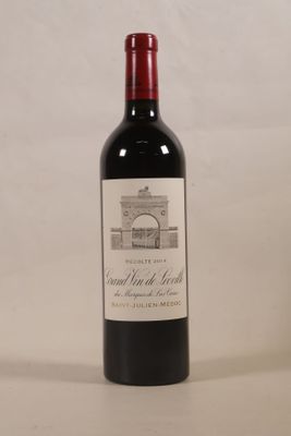 une bouteille de vin à côté d'une bouteille de vin
