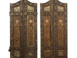 paire de portes anciennes en bois peint, ornées de motifs élaborés