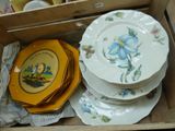 plusieurs assiettes et bols dans une boîte sur la table