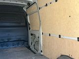 l'intérieur d'une camionnette dont la porte est ouverte et dont le plancher est recouvert de contreplaqué, contreplaqué, contreplaqué, contreplaqué, contreplaqué, contreplaqué, contreplaqué