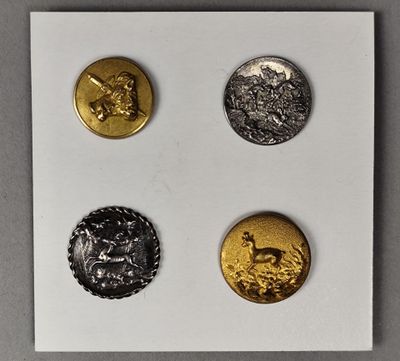 trois pièces d'or et d'argent posées sur un morceau de papier