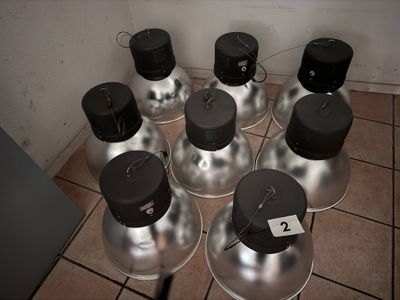 six seaux en métal posés les uns à côté des autres sur un sol carrelé