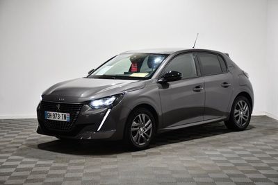 une voiture grise garée sur un sol à damier dans une pièce