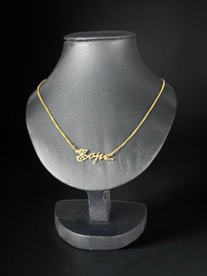 un collier plaqué or sur lequel est gravé le mot « hope »