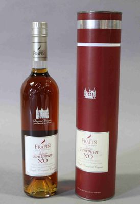 une image représentant une bouteille de vin posée à côté d'une boîte rouge