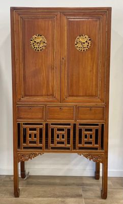 Chine Armoire en bois en partie ajourée à décor de motifs gé…