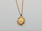 un collier en or avec une pièce de monnaie sur une chaîne