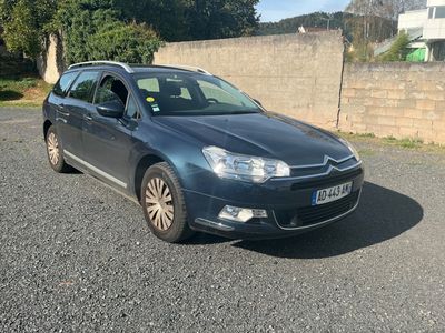 une voiture bleue garée dans un parking