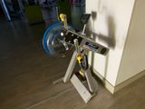 une machine posée sur le sol à côté d'un mur