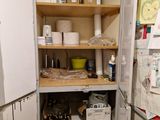 un petit cellier dont les étagères sont bien remplies