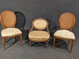 trois chaises anciennes avec des assises rembourrées et un dossier en rotin
