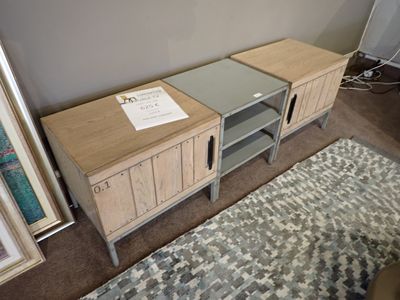 un meuble TV surmonté d'un plateau en verre