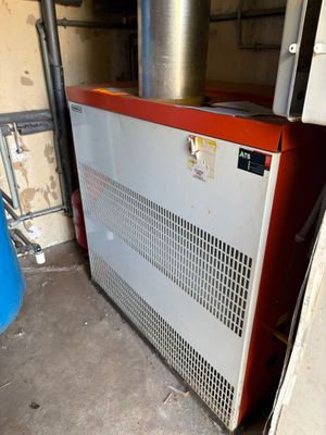 un petit réfrigérateur dans un coin de la pièce