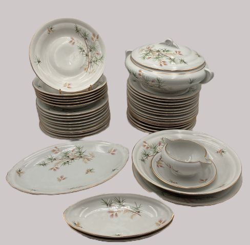Partie de service en porcelaine de Chatres sur Cher à décor de vé...
