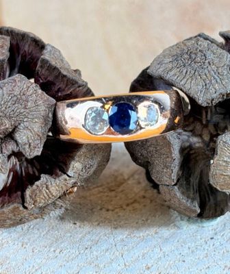 Gros plan sur une bague ornée d'une pierre bleue