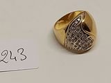 une photo d'une bague en or et diamants avec une étiquette de prix