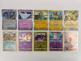 beaucoup de cartes pokemon sur la table