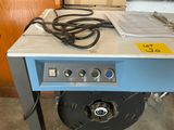 une machine posée sur une table