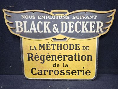 une enseigne portant l'inscription « Black & Decker » sur le côté d'un immeuble