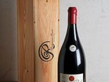 une bouteille de vin posée à côté d'une caisse en bois