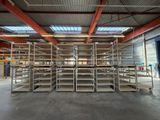 un grand rayonnage métallique comportant de nombreuses étagères à l'intérieur