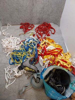 un tas de pelotes de laine et d'autres objets par terre