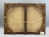 une vieille boîte en bois avec une corde à l'intérieur
