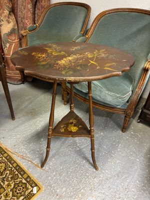 deux chaises et une table dans le coin d'une pièce