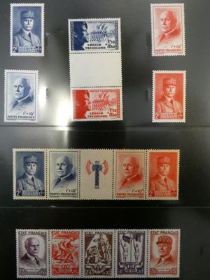 une collection de timbres provenant de différents pays, exposée dans une vitrine