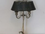 lampe de table en laiton plaqué avec un abat-jour noir sur fond blanc