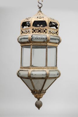 une lanterne à l'ancienne suspendue à une chaîne sur un fond gris