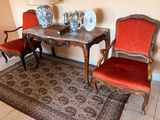 deux chaises et une table sur laquelle se trouve un vase
