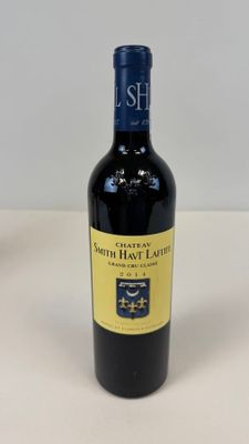 une bouteille de vin posée sur une table