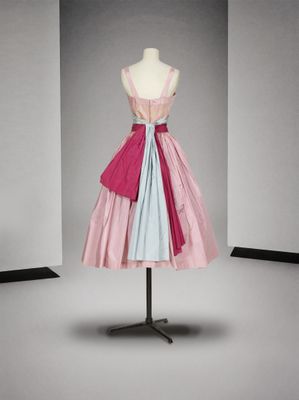 une image d'une robe sur un mannequin