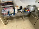 une cuisine avec un plan de travail en inox et un évier en métal